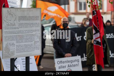 Saarlouis, Deutschland. 19. September 2022. Die Teilnehmer stehen an der Gedenkkundgebung für Samuel Yeboah, einen ghanaischen Asylbewerber, der 1991 bei einem Brandanschlag getötet wurde. Mitte November beginnt der Prozess gegen einen 51-jährigen Mann vor dem Oberlandesgericht Koblenz - unter anderem wegen Mordes. Er soll in der Nacht vom 18. Auf den 19. September 1991 in der Saarlouiser Straße das Feuer in der Unterkunft der Asylbewerber angezündet haben. Quelle: Harald Tittel/dpa/Alamy Live News Stockfoto