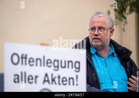 Saarlouis, Deutschland. 19. September 2022. Roland Röder (Aktion 3. Welt Saar) bei der Gedenkkundgebung für den ghanaischen Asylbewerber Samuel Yeboah, der 1991 bei einem Brandanschlag getötet wurde. Mitte November beginnt der Prozess gegen einen 51-jährigen Mann vor dem Oberlandesgericht Koblenz - unter anderem wegen Mordes. Er soll in der Nacht vom 18. Auf den 19. September 1991 das Feuer in der Unterkunft der Asylbewerber angezündet haben. Quelle: Harald Tittel/dpa/Alamy Live News Stockfoto