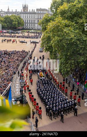 London, Großbritannien. 16. September 2022. Mitglieder der Königsgarde marschieren während der Prozession nach dem Staatsfuneral von Königin Elizabeth II. In der Westminster Abbey in London, England, am Montag, dem 19. September 2022. Foto: UK Ministry of Defense/UPI Credit: UPI/Alamy Live News Stockfoto
