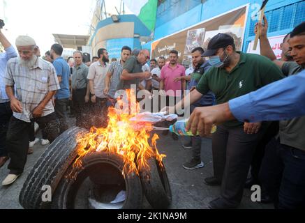 Gaza, Palästina. 19. September 2022. Während einer Demonstration vor dem Hauptquartier des Hilfswerks der Vereinten Nationen (UNRWA) für Palästina-Flüchtlinge in Gaza-Stadt verbrennen Demonstranten Reifen. Palästinensische Gruppen organisierten einen Protest gegen das Werk- und Hilfswerk der Vereinten Nationen (UNRWA) und forderten, dass das UNRWA die palästinensischen Häuser wiederaufbauen sollte, die während der Kämpfe zwischen Israel und Gaza im Jahr 2014 zerstört wurden. (Foto von Ahmed Zakot/SOPA Images/Sipa USA) Quelle: SIPA USA/Alamy Live News Stockfoto