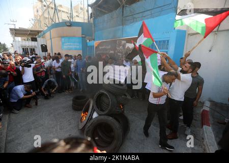 Gaza, Palästina. 19. September 2022. Während einer Demonstration vor dem Hauptquartier des Hilfswerks der Vereinten Nationen (UNRWA) für Palästina-Flüchtlinge in Gaza-Stadt verbrennen Demonstranten Reifen. Palästinensische Gruppen organisierten einen Protest gegen das Werk- und Hilfswerk der Vereinten Nationen (UNRWA) und forderten, dass das UNRWA die palästinensischen Häuser wiederaufbauen sollte, die während der Kämpfe zwischen Israel und Gaza im Jahr 2014 zerstört wurden. (Foto von Ahmed Zakot/SOPA Images/Sipa USA) Quelle: SIPA USA/Alamy Live News Stockfoto