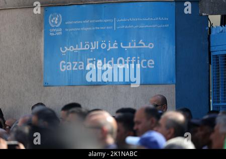 Gaza, Palästina. 19. September 2022. Demonstranten werden während einer Demonstration vor dem Hauptquartier des Hilfswerks der Vereinten Nationen (UNRWA) für Palästina-Flüchtlinge in Gaza-Stadt gesehen. Palästinensische Gruppen organisierten einen Protest gegen das Werk- und Hilfswerk der Vereinten Nationen (UNRWA) und forderten, dass das UNRWA die palästinensischen Häuser wiederaufbauen sollte, die während der Kämpfe zwischen Israel und Gaza im Jahr 2014 zerstört wurden. (Foto von Ahmed Zakot/SOPA Images/Sipa USA) Quelle: SIPA USA/Alamy Live News Stockfoto