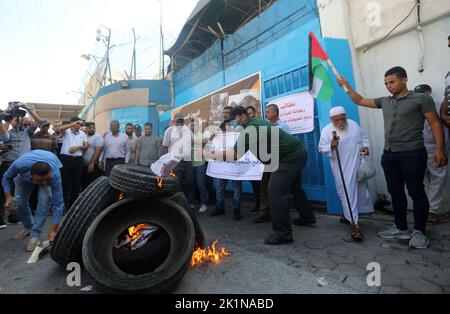 Gaza, Palästina. 19. September 2022. Während einer Demonstration vor dem Hauptquartier des Hilfswerks der Vereinten Nationen (UNRWA) für Palästina-Flüchtlinge in Gaza-Stadt verbrennen Demonstranten Reifen. Palästinensische Gruppen organisierten einen Protest gegen das Werk- und Hilfswerk der Vereinten Nationen (UNRWA) und forderten, dass das UNRWA die palästinensischen Häuser wiederaufbauen sollte, die während der Kämpfe zwischen Israel und Gaza im Jahr 2014 zerstört wurden. (Foto von Ahmed Zakot/SOPA Images/Sipa USA) Quelle: SIPA USA/Alamy Live News Stockfoto