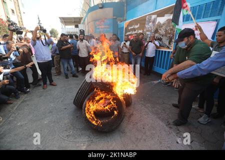 Gaza, Palästina. 19. September 2022. Während einer Demonstration vor dem Hauptquartier des Hilfswerks der Vereinten Nationen (UNRWA) für Palästina-Flüchtlinge in Gaza-Stadt verbrennen Demonstranten Reifen. Palästinensische Gruppen organisierten einen Protest gegen das Werk- und Hilfswerk der Vereinten Nationen (UNRWA) und forderten, dass das UNRWA die palästinensischen Häuser wiederaufbauen sollte, die während der Kämpfe zwischen Israel und Gaza im Jahr 2014 zerstört wurden. (Foto von Ahmed Zakot/SOPA Images/Sipa USA) Quelle: SIPA USA/Alamy Live News Stockfoto