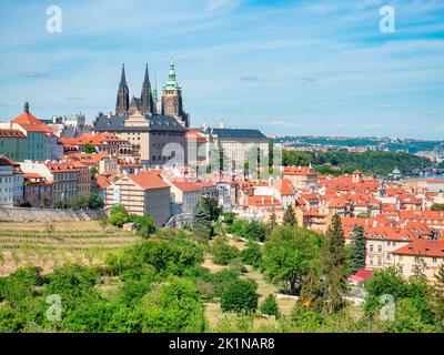 Prag, Tschechische Republik - Juni 2022: Wunderschöne Aussicht auf die St. Veits Kathedrale in der Prager Burg. Nahaufnahme Detail. Stockfoto