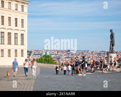 Prag, Tschechische Republik - Juni 2022: Malerischer Ort Mirador de San Matías mit Massen von Touristen, die den Blick auf die Stadt Prag genießen Stockfoto