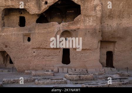 Mardin, Türkei. 18. September 2022. Eine Nekropole und Friedhofs in der antiken Stadt. Es wird angenommen, dass die Stadt 505 als militärische Garnisonsstadt erbaut wurde, um die östliche Grenze des Oströmischen Reiches gegen die Sassaniden zu schützen. Die antike Stadt verfügt über Festungen und eine Zitadelle, die sich über eine Fläche von 4 Kilometern erstreckt. Es gibt auch Kirchen, Kerker, Dämme, Keller und Höhlen in der antiken Stadt. Die Stadt wird auch als das älteste Handelszentrum Mesopotamiens ausgedrückt. (Foto von Bilal Seckin/SOPA Images/Sipa USA) Quelle: SIPA USA/Alamy Live News Stockfoto