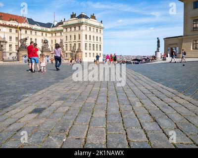 Prag, Tschechische Republik - Juni 2022: Panoramablick von den kopfsteingepflasterten Straßen vor dem Neuen Königlichen Palast, Teil der Prager Burg