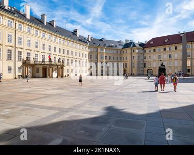 Prag, Tschechische Republik - Juni 2022: Blick vom zweiten Innenhof der Prager Burg Stockfoto