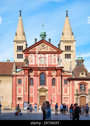 Prag, Tschechische Republik - Juni 2022: Blick auf den Teil der Prager Burg mit der St.-Georgs-Basilika Stockfoto