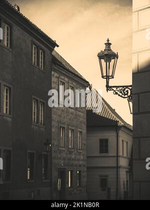 Alte Straßenlaterne in Prag, Tschechische Republik. Vintage monochromes Bild aus der Altstadt von Prag Stockfoto