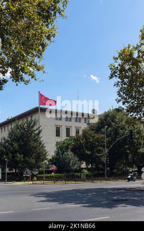 Blick auf das Gebäude des staatlichen Radios an einer der Hauptstraßen namens Halaskargazi im Stadtteil Sisli von Istanbul. Es ist ein sonniger Sommertag. Stockfoto