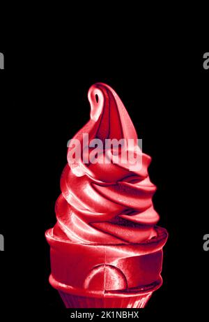 Eiscreme-Konus im Metallic-Rot-Stil mit weichem Serve im Pop-Art-Stil, isoliert auf schwarzem Hintergrund Stockfoto