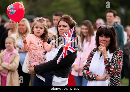 Tausende von Mitgliedern der Öffentlichkeit sehen das Staatsbegräbnis von Königin Elizabeth II. Auf großen Leinwänden im Londoner Hyde Park. Stockfoto