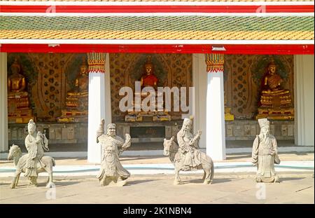 Kloster namens Phra Rabiang des Wat Arun Tempels mit einer Gruppe vergoldeter Buddha-Bilder und chinesischer Hüterskulpturen, Bangkok, Thailand Stockfoto