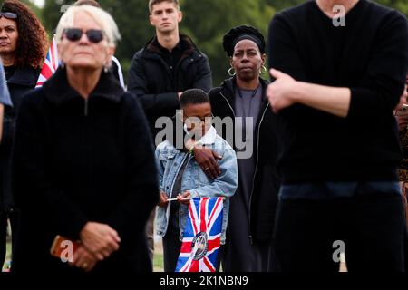 Tausende von Mitgliedern der Öffentlichkeit sehen das Staatsbegräbnis von Königin Elizabeth II. Auf großen Leinwänden im Londoner Hyde Park. Stockfoto