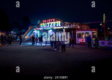 Spinning Rides, Walzer auf Jahrmarkt im Sommer in der Nacht. Stockfoto