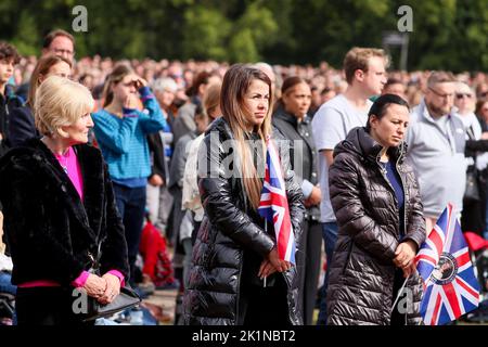 Tausende von Mitgliedern der Öffentlichkeit sehen das Staatsbegräbnis von Königin Elizabeth II. Auf großen Leinwänden im Londoner Hyde Park. Stockfoto