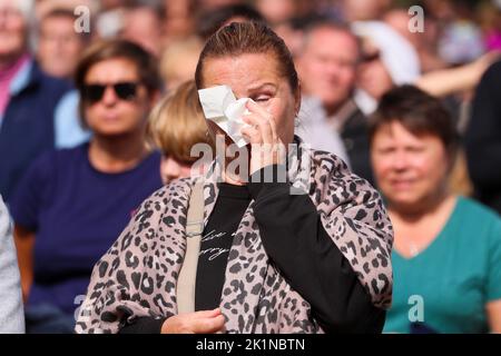 Tausende von Mitgliedern der Öffentlichkeit sehen das Staatsbegräbnis von Königin Elizabeth II. Auf großen Leinwänden im Londoner Hyde Park. Stockfoto
