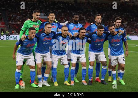 Mailand, Italien. 18. September 2022. Der SSC Napoli beginnt elf Reihen vor dem Start, in der hinteren Reihe ( L bis R ); Alex Meret, Min-Jae Kim, Andre Anguissa, Amir Rrahmani und Khvicha Kvaratskhelia, erste Reihe ( L bis R ); Giacomo Raspadori, Piotr Zielinski, Stanislav Lobotka, Mario Rui, Giovanni Di Lorenzo und Matteo Politano, in der Serie A Spiel bei Giuseppe Meazza, Mailand. Bildnachweis sollte lauten: Jonathan Moscrop/Sportimage Kredit: Sportimage/Alamy Live News Stockfoto