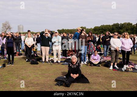 Tausende von Mitgliedern der Öffentlichkeit sehen das Staatsbegräbnis von Königin Elizabeth II. Auf großen Leinwänden im Londoner Hyde Park. Stockfoto
