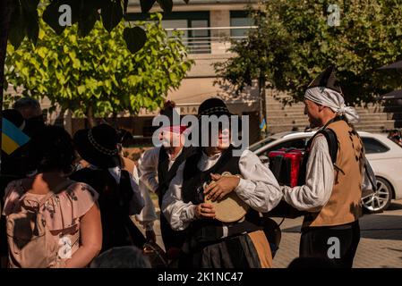 Galizischer traditioneller Tanz beim kulturellen Treffen zwischen der Ukraine und Galizien. Stockfoto