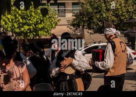 Galizischer traditioneller Tanz beim kulturellen Treffen zwischen der Ukraine und Galizien. Stockfoto