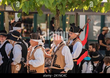 Galizischer traditioneller Tanz beim kulturellen Treffen zwischen der Ukraine und Galizien. Stockfoto