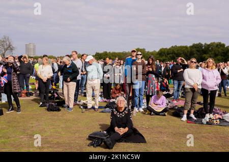 Tausende von Mitgliedern der Öffentlichkeit sehen das Staatsbegräbnis von Königin Elizabeth II. Auf großen Leinwänden im Londoner Hyde Park. Stockfoto