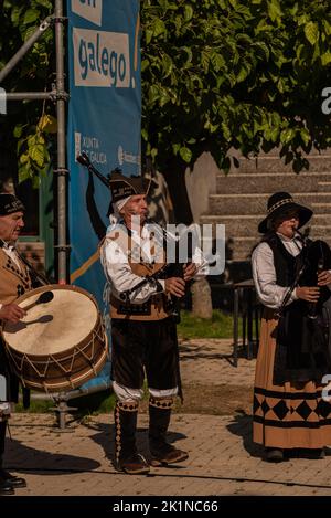 Galizischer traditioneller Tanz beim kulturellen Treffen zwischen der Ukraine und Galizien. Stockfoto