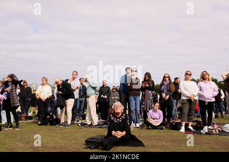 Tausende von Mitgliedern der Öffentlichkeit sehen das Staatsbegräbnis von Königin Elizabeth II. Auf großen Leinwänden im Londoner Hyde Park. Stockfoto
