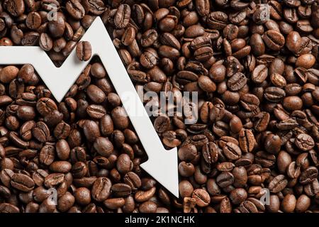 Niedrigere Preise für schwarze Kaffeebohnen. Schlechte Ernte von Kaffeebohnen, weltweite Nahrungsmittelkrise. Rückgang der Kosten für Kaffee-Futures und Derivate.Rückgang Stockfoto