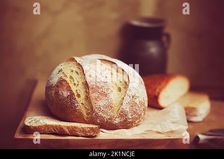 Frisches selbstgebackenes Brot, rustikaler Stil, gesundes Brot, Bauernprodukte, Vollkornbraunbrot Stockfoto