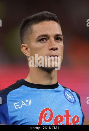 Mailand, Italien. 18. September 2022. Giacomo Raspadori von SSC Napoli schaut aus der Reihe vor dem Start in der Serie A Spiel bei Giuseppe Meazza, Mailand. Bildnachweis sollte lauten: Jonathan Moscrop/Sportimage Kredit: Sportimage/Alamy Live News Stockfoto