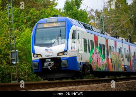 Hannover, 17. September 2022: Transdev (S-Bahn Hannover) fährt ab SBH auf der Eisenbahnstrecke in Hannover. Stockfoto