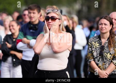 Tausende von Mitgliedern der Öffentlichkeit sehen das Staatsbegräbnis von Königin Elizabeth II. Auf großen Leinwänden im Londoner Hyde Park. Stockfoto