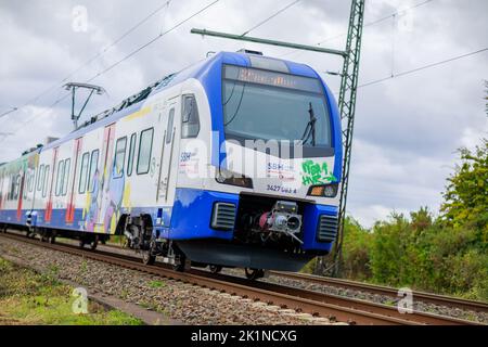 Hannover, 17. September 2022: Transdev (S-Bahn Hannover) fährt ab SBH auf der Eisenbahnstrecke in Hannover. Stockfoto