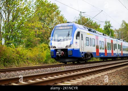 Hannover, 17. September 2022: Transdev (S-Bahn Hannover) fährt ab SBH auf der Eisenbahnstrecke in Hannover. Stockfoto