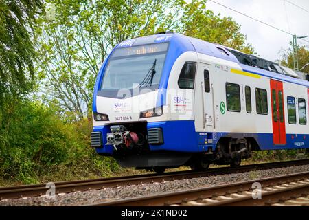 Hannover, 17. September 2022: Transdev (S-Bahn Hannover) fährt ab SBH auf der Eisenbahnstrecke in Hannover. Stockfoto