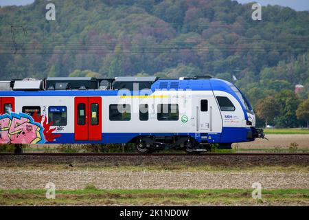 Hannover, 17. September 2022: Transdev (S-Bahn Hannover) fährt ab SBH auf der Eisenbahnstrecke in Hannover. Stockfoto