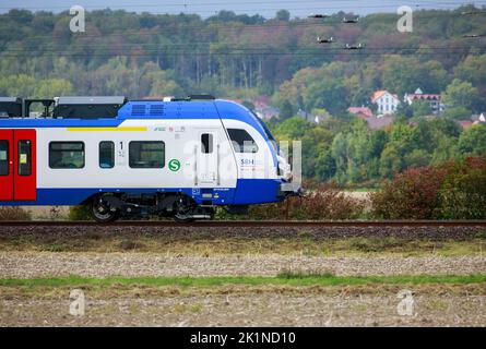 Hannover, 17. September 2022: Transdev (S-Bahn Hannover) fährt ab SBH auf der Eisenbahnstrecke in Hannover. Stockfoto