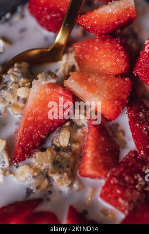 Hafer mit Chia, Erdbeeren und Zuckergranulat über Nacht Stockfoto