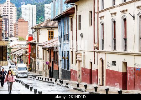 Bogota Kolumbien,La Candelaria Centro Historico zentrales historisches historisches Stadtzentrum Carrera 4 Calle 11,bergauf zu Fuß Kolonialhäuser Fußgänger pe Stockfoto