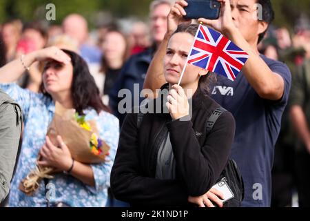 Tausende von Mitgliedern der Öffentlichkeit sehen das Staatsbegräbnis von Königin Elizabeth II. Auf großen Leinwänden im Londoner Hyde Park. Stockfoto