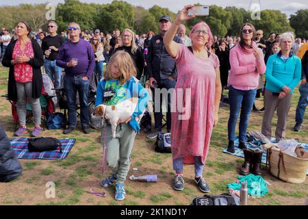 Tausende von Mitgliedern der Öffentlichkeit sehen das Staatsbegräbnis von Königin Elizabeth II. Auf großen Leinwänden im Londoner Hyde Park. Stockfoto