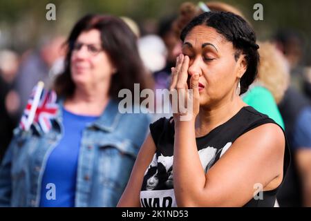 Tausende von Mitgliedern der Öffentlichkeit sehen das Staatsbegräbnis von Königin Elizabeth II. Auf großen Leinwänden im Londoner Hyde Park. Stockfoto