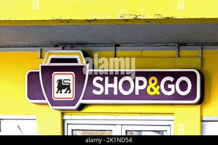 Belgrad, Serbien - 04. April 2021: Zeichen der berühmten Supermarktkette Shop and Go on Building Fassade beliebt in Serbien. Stockfoto