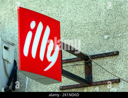 Belgrad, Serbien - 04. April 2021: Logo der beliebten italienischen Espresso-Marke hängt an der Gebäudefassade in der Belgrader Straße in der serbischen Hauptstadt Stockfoto