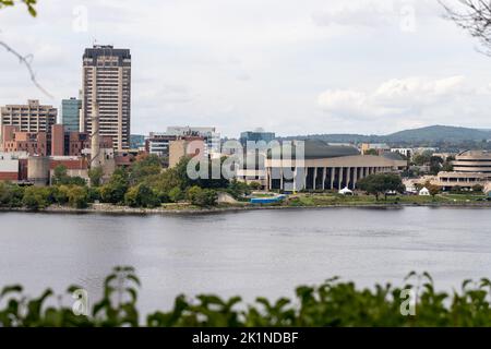 Ottawa, Kanada - 12. September 2022: Canadian Museum of History and Cityscape of Gatineau with Ottawa River, Quebec. Stockfoto