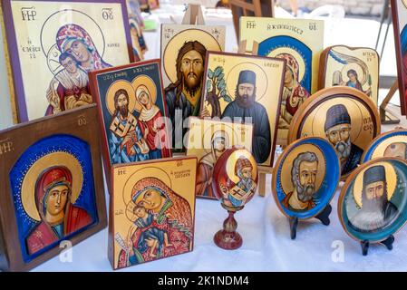 Griechisch-orthodoxe religiöse Ikonen zum Verkauf beim Statos-Ayios Fotios Rural Festival, Zypern. Stockfoto